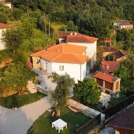 A Casa Com 2 Pereiras Bed & Breakfast Terras de Bouro Exterior photo