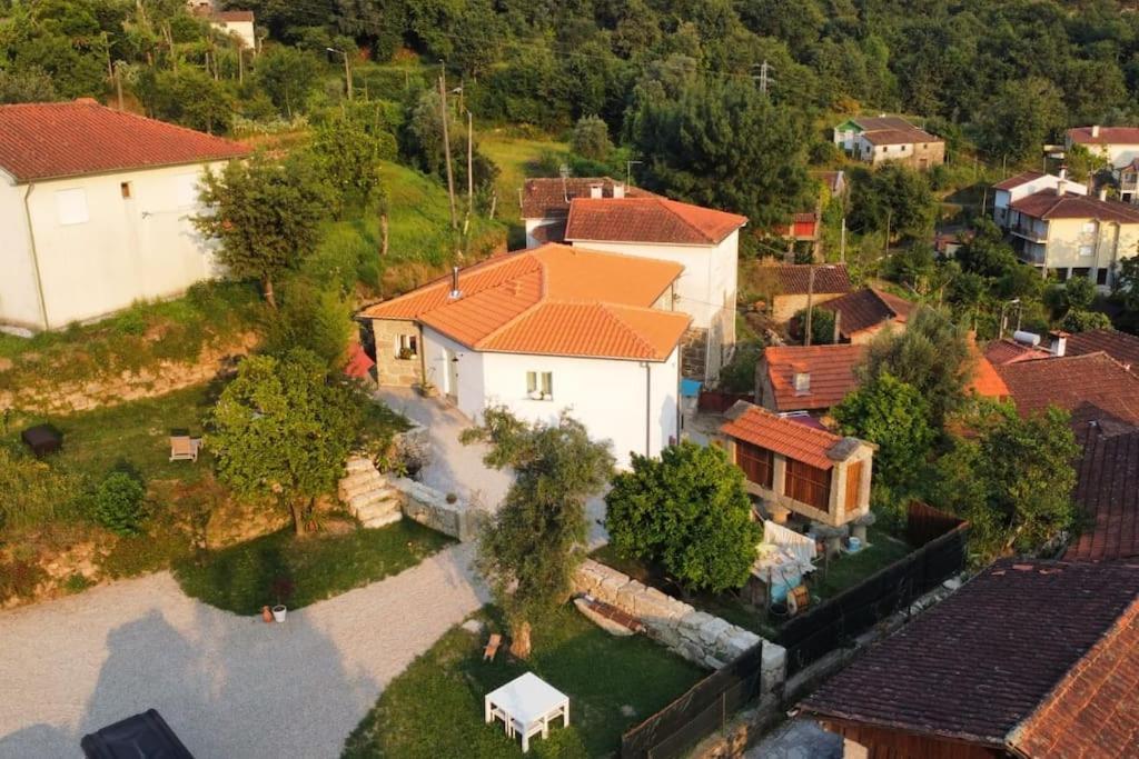 A Casa Com 2 Pereiras Bed & Breakfast Terras de Bouro Exterior photo