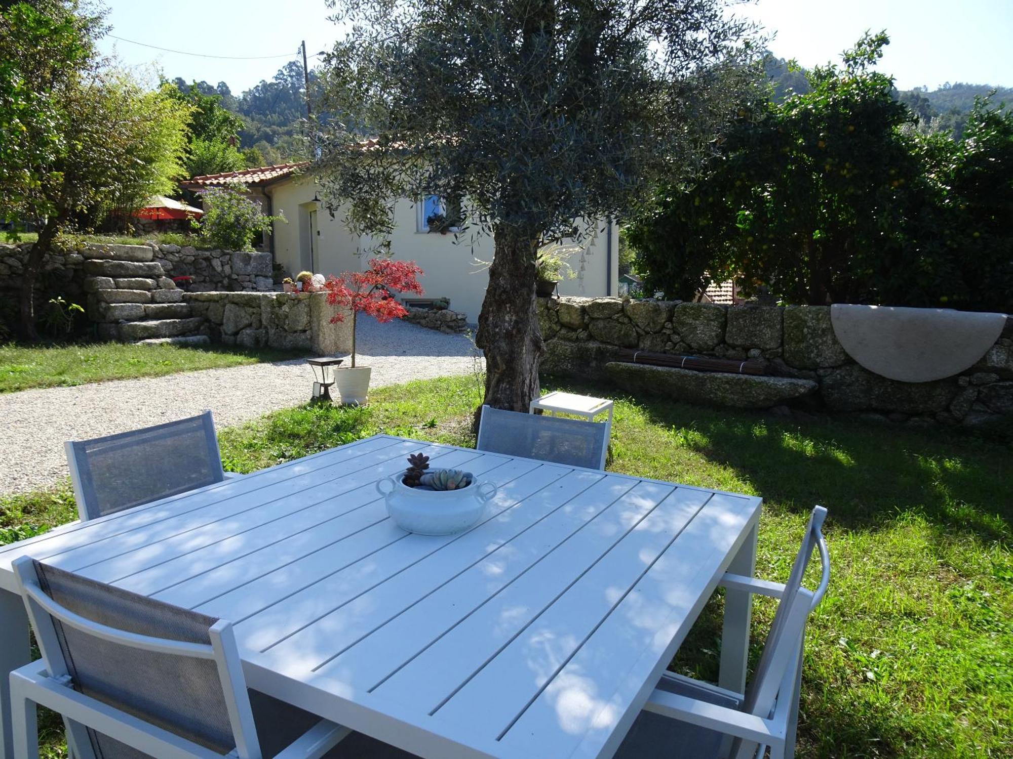 A Casa Com 2 Pereiras Bed & Breakfast Terras de Bouro Exterior photo