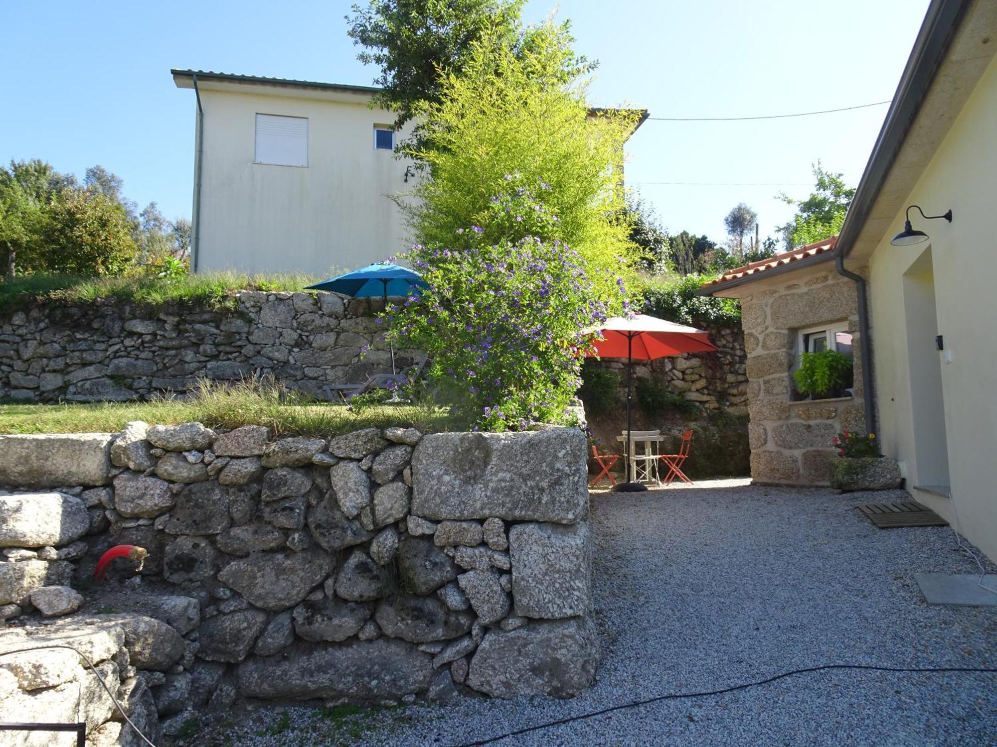 A Casa Com 2 Pereiras Bed & Breakfast Terras de Bouro Exterior photo